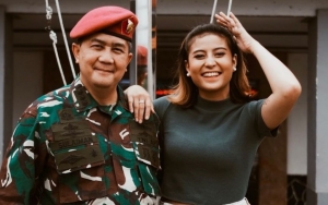 Awkarin Pamer Foto Bareng Sang Ayah Yang Pakai Seragam TNI, Warna Baret Timbulkan Tanda Tanya