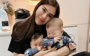Syahnaz Sadiqah Ajak Naik Keranjang Make up Ala Salon, Si Kembar Malah Ketagihan