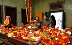 Berdoa di Kelenteng