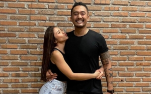 Istri Uus Beber Alasan Diperbolehkan Sering Posting Foto Seksi di Social Media