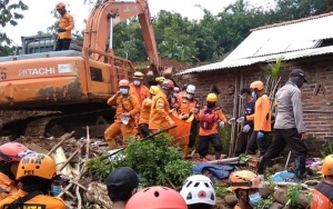 Diduga Keracunan Makanan, Belasan Pengungsi Longsor di Nganjuk Dilarikan ke Puskesmas