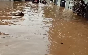 Perumahan di Bekasi Terendam Banjir 2 Meter Usai Tanggul Jebol