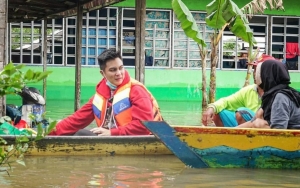 Video Menegangkan Baim Wong Evakuasi Korban Banjir Yang Terserang Stroke