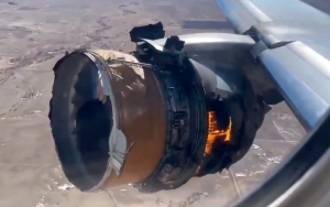 Ngeri! Mesin Boeing 777 United Airlines Terbakar di Udara, Puing Pesawat Jatuh Berserakan