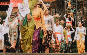 Jaga Warisan Budaya, Bali Sahkan Aturan Kain Endek Dipakai Setiap Selasa
