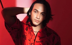 Foto Jefri Nichol Pakai Jas Merah Disandingkan Dengan Ah Tong 'Upin Ipin', Auto Bikin Ngakak