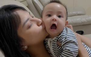 Sempat Bahas Pelakor, Vanessa Angel Pangku Baby Gala Naik Pesawat Banjir Simpati