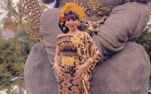 Nikahi Bule Tampan, Eva Belisima Eks Kiwil Berbikini di Tengah Sawah Jadi Sorotan
