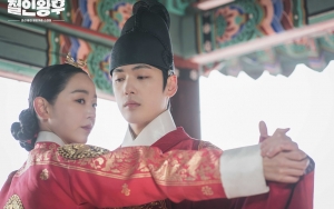 Shin Hye Sun Curhat Kesakitan Saat Ciuman Hot Dengan Kim Jung Hyun di 'Mr. Queen'