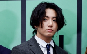 Lupa Kaya, Jungkook BTS Cekikikan Pamer Ponselnya yang Memprihatinkan