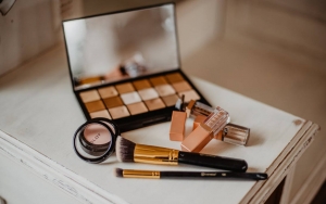 Jangan Sampai Ketinggalan, 8 Makeup dan Skincare Ini Wajib Masuk Pouch Kosmetikmu Saat Traveling