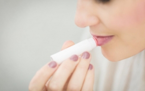 Lip Balm untuk Bibir Tetap Lembap