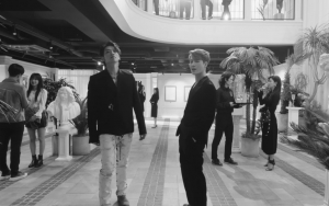 Rain Dan Jackson Tampilkan Duet Koreografi Keren Di Galeri Seni Dalam MV Kolaborasi 'Magnetic'