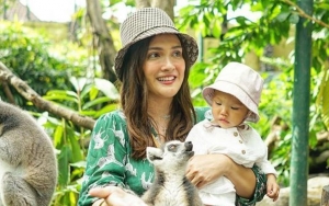 Shandy Aulia Beri Baby Claire Pizza, Body Goals Malah Jadi Sorotan