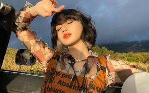 Lisa BLACKPINK Buktikan Tetap Keren dan Seksi Kenakan Kardigan yang Dipakai Selebriti Cowok