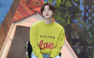 Aksi Jin BTS Sibak Rambut Panjangnya Bikin ARMY Bucin Abis, Seganteng Apa?