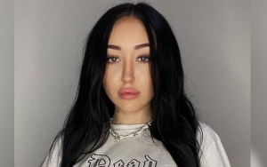 Grammy Awards 2021: Noah Cyrus Hadiri Red Carpet Bersama Sang Ibunda