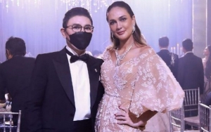 Saling Lempar Emoji Cinta, Luna Maya dan Otis Hahijary Resmi Jadian?