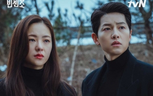 Song Joong Ki dan Jeon Yeo Bin Romantis Saat Hujan Salju 'Vincenzo' Jadi Sorotan