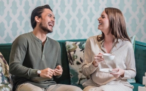 Istri Randy Pangalila Melahirkan, Wajah Cantik Anak Pertama Bule Banget