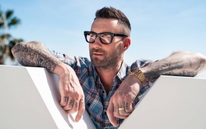 Adam Levine Bikin Melongo Pamer Tato Baru Tutupi Sekujur Kakinya, Bermotif Ombak Laut