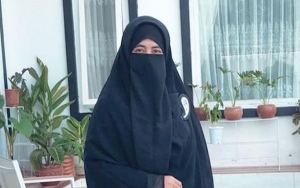 Abidzar Al-Ghifari Banjir Kritik Usai Berfoto Depan Pura, Ini Pembelaan Umi Pipik