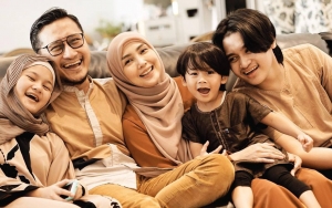 Memandikan Hingga Bersihkan Kotoran, Arie Untung Ungkap Pengorbanan Istri Merawatnya Saat Sakit