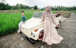 Momen Putra Shireen Sungkar Salat Subuh Sambil Tahan Kantuk Curi Perhatian, Bikin Salut