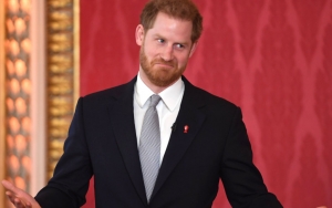 Pangeran Harry Kepergok sedang Berlibur Ke Pantai, Gaya Santai Bikin Pangling