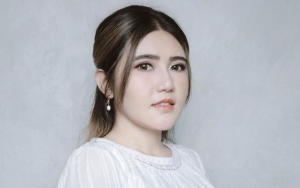 Via Vallen Pajang Foto Kartun Perempuan Gendong Rumah, Cerminan Diri Sendiri?