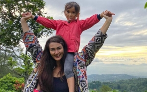 Punya Putri Pecinta Hewan, Atiqah Hasiholan Curhat Rela Bebaskan Ayam Berkeliaran di Rumahnya