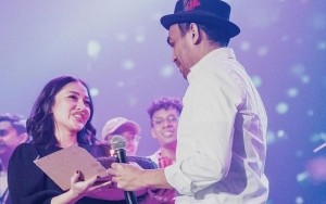 Mutia Ayu Bikin Acara Spesial 1 Tahun Kepergian Glenn Fredly, Sebar Mawar Putih di Sekitar Mural