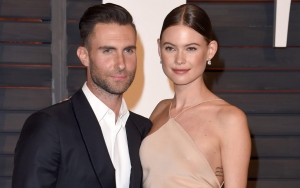 Unggah Foto Keluarga, Lucunya Adam Levine Ikutan Pakai 'Daster' Kembaran Bareng Anak-Istri