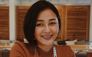 Satu Tahun Kepergian Glenn Fredly, Mutia Ayu Bawa Bunga Putih Saat Sambangi Makam Suami