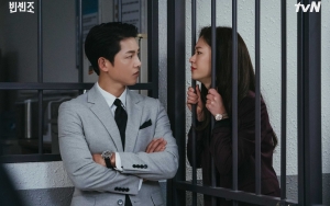 tvN Bocorkan Momen Song Joong Ki Bucin Jeon Yeo Bin di Episode Baru 'Vincenzo'