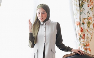 Jadi Anak Kesayangan, Olla Ramlan Ziarah Makam Sang Ayah Kenang Masa Indah Dulu