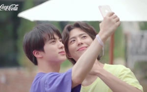 Jin BTS Pamer Selfie Bareng Park Bo Gum, Gantengnya Bukan Main