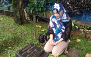 Ziarah ke Makam Mendiang Julia Perez, Adik Ungkap Masih Sering Mimpikan Sang Kakak