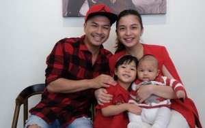 Menggemaskan, Putra Chelsea Olivia dan Glenn Alinskie Sadar Kamera Meski Berusia 5 Bulan
