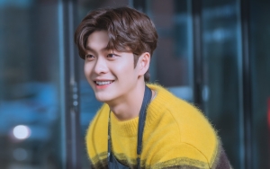 Kang Tae Oh Bikin Kru Jatuh Cinta Saat Jadi Pemilik Kafe Tampan di 'Doom At Your Service'