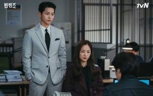 Keenakan Dirangkul Jeon Yeo Bin, Song Joong Ki Sampai Lupa Dialog di Lokasi 'Vincenzo'