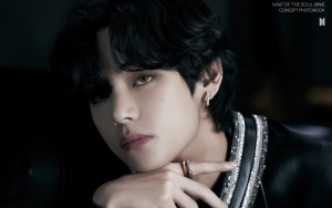Meresahkan, V BTS Berani Tampil Buka-Bukaan di Teaser Photobook 'MOTS ON:E'