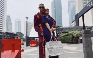 Agnez Mo Mojok Bareng Model Tampan Mirip G-Dragon Beragama Islam, Profesi Ayah di Gereja Disorot