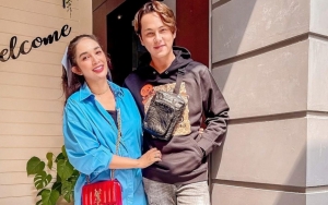 Ussy Sulistiawaty Foto Bareng Buah Pisang, Komentar 'Nakal' Andhika Pratama Bikin Heboh