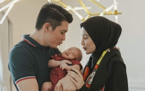 Irwansyah Unggah Foto Sang Putra Dijenguk Cewek Bule, Zaskia Sungkar Malah Protes Soal Ini