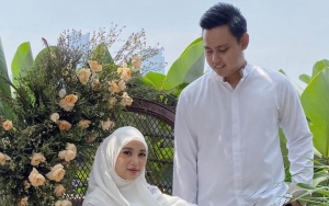 Masih Pakai Seragam Dinas, Manisnya Suami Chacha Frederica Bantu Mandikan Sang Putri Bikin Iri