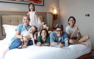 Wajah Joanna Alexandra Pucat Sendu, Dua Anak Letakkan Hadiah Terakhir di Peti Jenazah Raditya Oloan