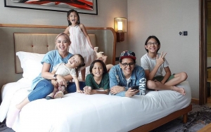 Joanna Alexandra dan Keempat Anaknya Menangis Histeris di Prosesi Pemakaman Raditya Oloan