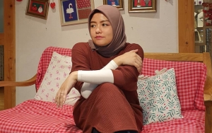 Sekeluarga Positif COVID-19, Tika Ramlan Khawatir Dengan Kondisi Ibunya