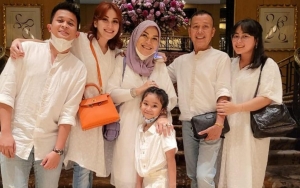 Ayu Ting Ting Rangkul Pacar Adik Sambil Bawa Tas Legend 247 Juta, Nama Raffi-Ayu Dewi Terseret